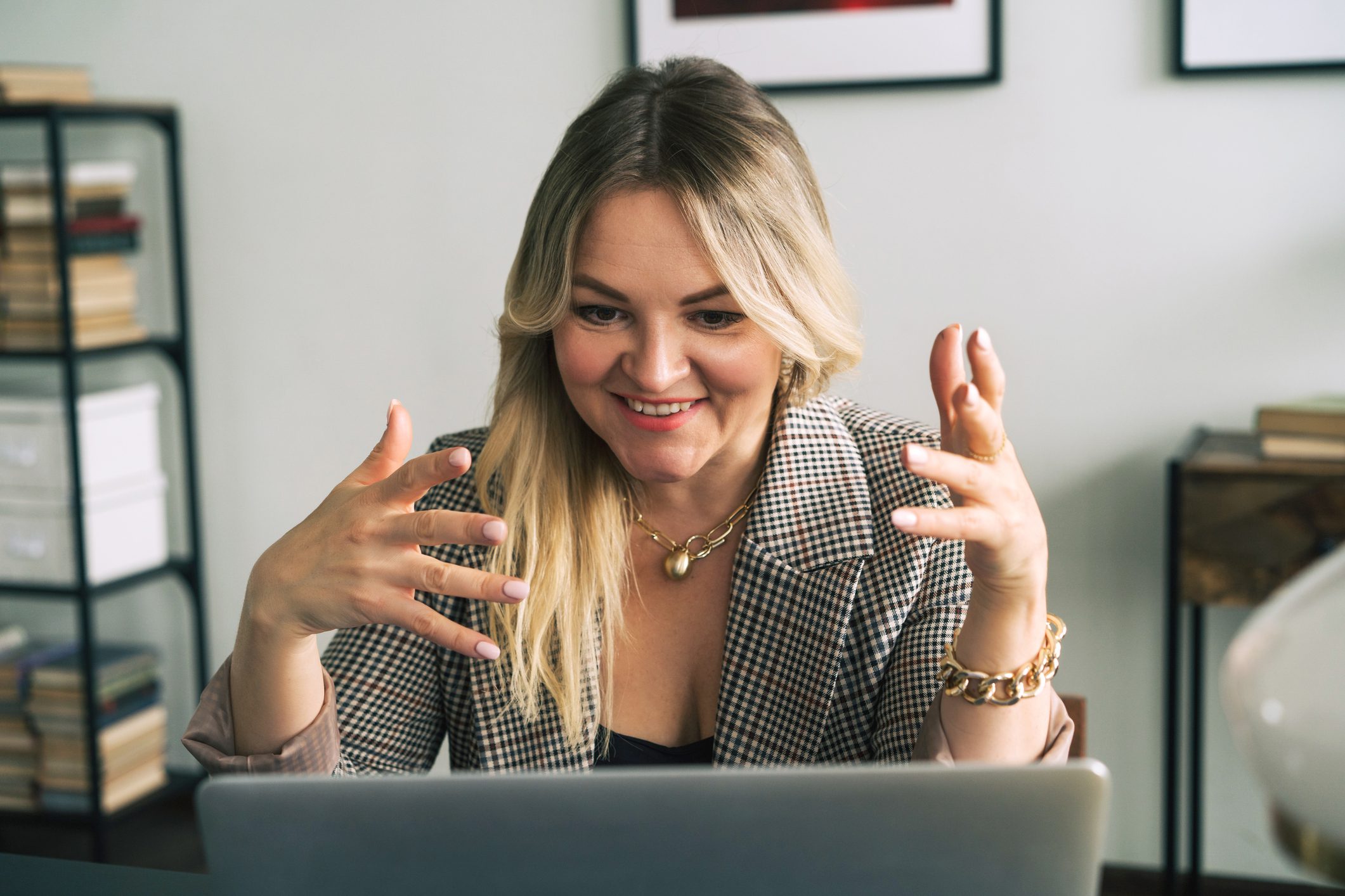 Woman sitting at the table in front of a laptop